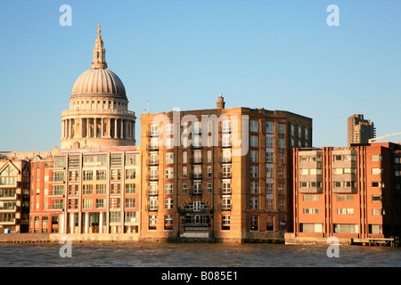Vue sur la Tamise vers la Cathédrale St Paul Banque D'Images