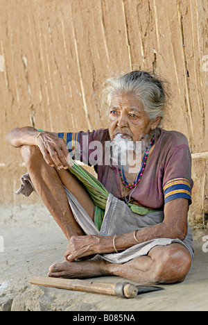 Vieille Femme fumant bidi, une cigarette à la main indienne faite de feuilles de tabac ou beedi. Tribu Warli Banque D'Images