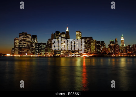 Manhattan Skyline et réflexions dans l'East River dans la nuit Banque D'Images
