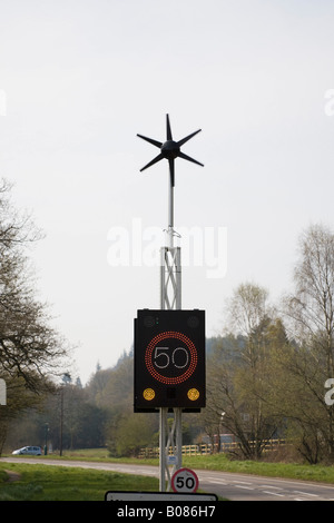 West Sussex England UK Wind powered 50 mph vitesse allumé sur la route principale du pays Banque D'Images