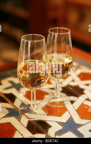 2 Glaeser Weisswein, 2 verres de vin blanc blanc Banque D'Images