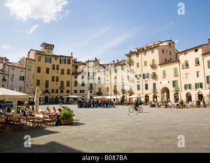 Piazza Anfiteatro Romano le carré construite sur les vestiges d'un amphithéâtre romain à Lucques Toscane Banque D'Images