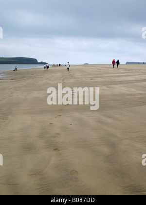 La collecte de traversier de passagers sur la plage de Cornwall england uk rock Banque D'Images