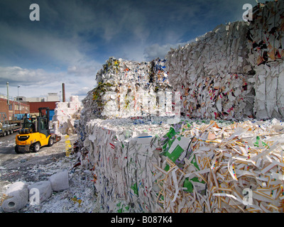 Grand stockage de déchets de papier la matière première de nouveau papier à une usine de fabrication de papier dans les Pays-Bas Cuijk Banque D'Images