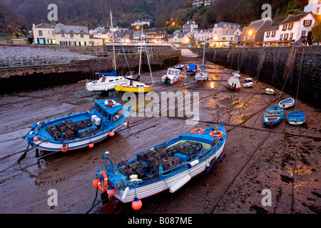 Marée basse dans le port de Lynmouth dans la soirée Exmoor National Park, Devon, Angleterre Banque D'Images