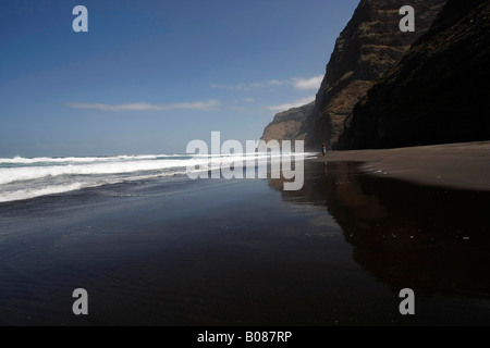 Balades touristiques solitaire le long de la longue plage noire Praia da Ribeira Seca sur la côte nord de Santo Antao Cape Verde Banque D'Images