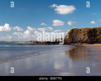 DOLLAR BAY avec du sable mouillé sur la plage sous ciel bleu près de County Wexford Eire Irlande Duncannon Banque D'Images