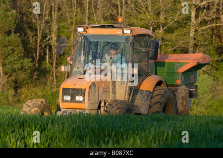 Tracteur Renault et distributeur d'engrais, la France. Banque D'Images