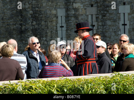 Parler à Beefeater groupe de touristes à la Tour de Londres, Angleterre, RU, 2007 Banque D'Images