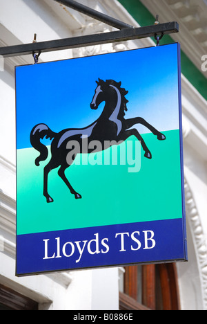 Lloyds TSB Bank signe, High Street, Guildford, Surrey, Angleterre, Royaume-Uni Banque D'Images