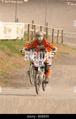 Jeune adolescent Vélo BMX Vélo de course cycliste en compétition portant des vêtements casque de Banque D'Images