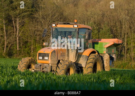 Tracteur Renault et distributeur d'engrais, la France. Banque D'Images