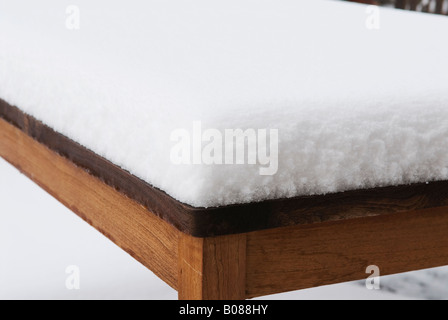 Couche de neige sur une table Banque D'Images