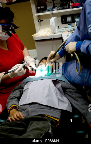 L'examen de dentiste du garçon asiatique (9-10 ans) les dents Banque D'Images