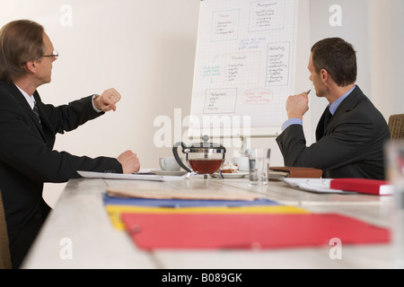 Deux hommes assis sur une table de négociation Banque D'Images
