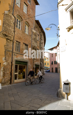 Une rue à l'extérieur de la Piazza Anfiteatro Romano en Lucca toscane avec ses vestiges romains Banque D'Images