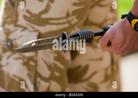 L'Armée britannique le 1er Bataillon Coldstream Guards in desert fatigues avec baïonnettes montés sur leurs armes Banque D'Images