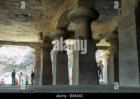 À l'intérieur de l'île d'Elephanta caves temple hindou dédié au Dieu Shiva situé à Mumbai Maharashtra Inde Banque D'Images