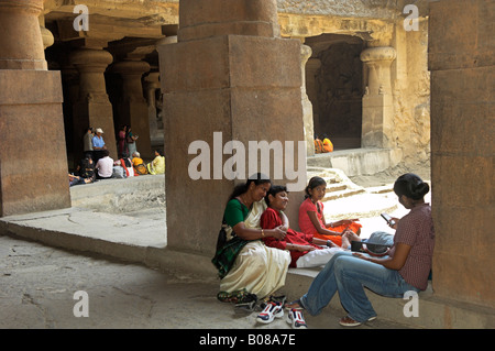 Les visiteurs à l'intérieur de l'île d'Elephanta caves temple hindou dédié au Dieu Shiva situé à Mumbai Maharashtra Inde Banque D'Images