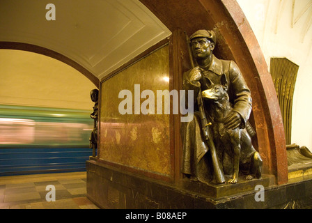 La Russie. Moscou. Métro de Moscou. Place de la révolution. Des statues de héros de la révolution. Banque D'Images