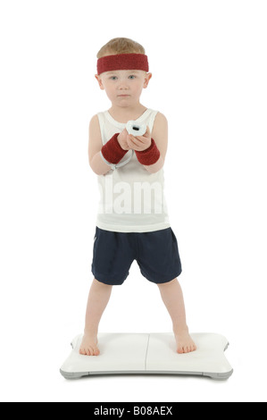 Un enfant en exerçant sur une Nintendo Wii Fit Balance Board Banque D'Images