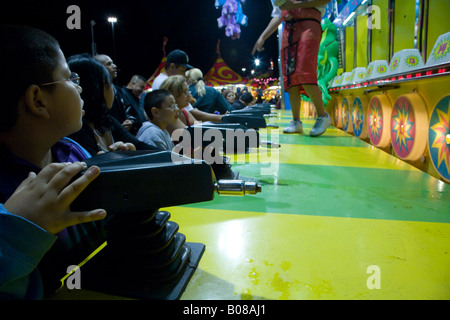 Concurrents dans un parc d'eau pistolet à la foire de jeu Banque D'Images