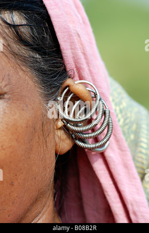 Gros plan d'une Pawra traditionnels de femmes portant des bijoux. Tribu Bhil Banque D'Images