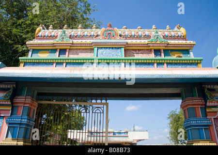 Peints aux couleurs vives, arch ornée Vinayagar Temple, Vanni, Sattur, Française, Tamil Nadu, Inde Banque D'Images