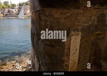 Voir l'article au bas de l'Nilomètre surplombant le Nil, l'île Eléphantine, Assouan, Egypte Banque D'Images