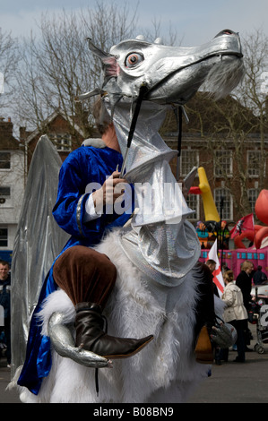 Animaux carnaval Dragon prenant part à la fête de St Georges dans le centre-ville, place du marché à Salisbury Banque D'Images