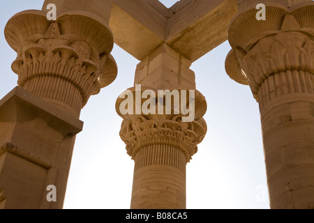 À la tête de la capitale vers le ciel pour en Trajans Kiosque dans le temple de Philae, l'île d'Isis, Agiliki, Assouan, Egypte Banque D'Images