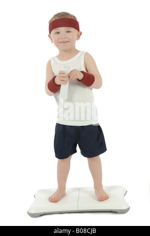 Un enfant en exerçant sur une Nintendo Wii Fit Balance Board Banque D'Images