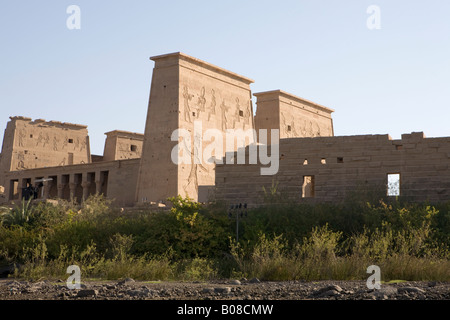 Temple de Philae, l'île d'Isis, Agliki, Assouan, Egypte. Vu de l'eau Banque D'Images