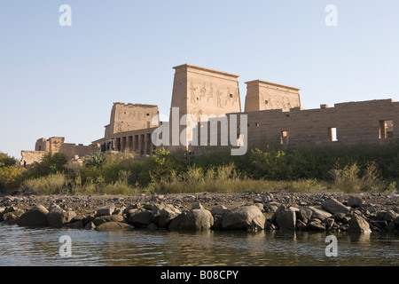 Temple de Philae, l'île d'Isis, Agliki, Assouan, Egypte. Vu de l'eau Banque D'Images