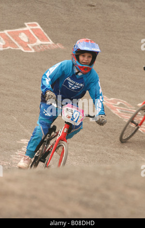 Jeune fille vélo BMX rider en compétition de sport de niveau national Banque D'Images