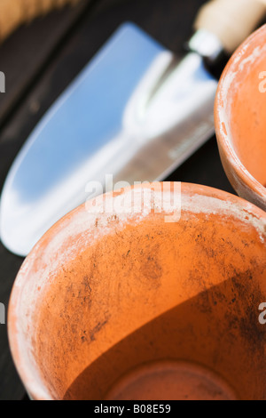 Pots de fleurs anciennes sur l'établi avec une truelle à encoches Banque D'Images