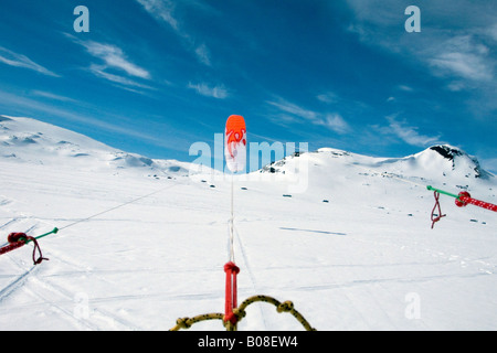 Doug Blane battant une Pansh Blaze 4 depower de quatre lignes aile de traction dans la région de Finse couvertes de neige Norvège Banque D'Images