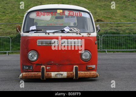 Un Type 2 VW van avec suspension abaissée à Santa Pod racetrack, Northamptonshire, Angleterre. Banque D'Images