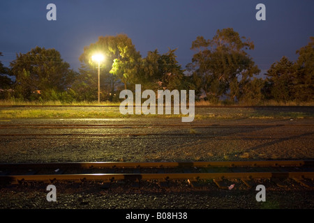 En attente de la 617 jusqu'à la gare de Wellington à Palmerston North station sur un matin humide Nouvelle-zélande Banque D'Images