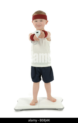 Un enfant en exerçant sur une Nintendo Wii Fit Balance Board Banque D'Images