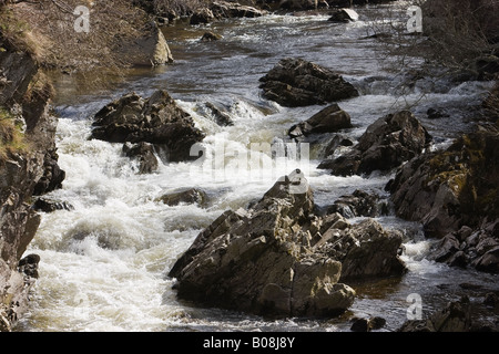 L'eau tombant dans la rivière comme il passe Clunie Braemar en voie de se joindre à la rivière Dee Banque D'Images