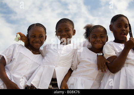 Les filles en uniforme, Garifuna Settlement Day, festival annuel tenu à la fin de novembre, Dangriga, district de Stann Creek, Belize Banque D'Images