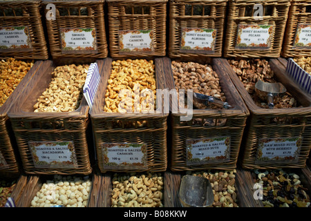 Un assortiment de noix en vente, présentés dans des paniers, lors d'une foire alimentaire. Banque D'Images