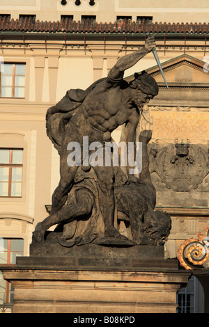 La lutte contre l'entrée principale du château de Prague des Géants Banque D'Images