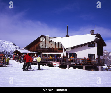 L'hôtel Rif Cherz à côté d'une piste de ski au-dessus de Corvara Alta Badia Dolomites Italie Banque D'Images