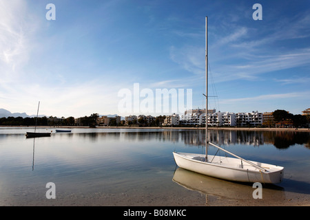 Bateau ancré au port d'Alcudia, Majorque, Iles Baléares, Espagne Banque D'Images