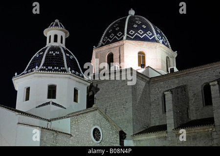 L'église de la Virgen del Consuelo la nuit, Altea, Alicante, Costa Blanca, Espagne Banque D'Images