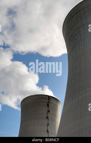 L'augmentation des flux à partir de deux tours de refroidissement de la centrale nucléaire de Grafenrheinfeld, Bavière, Allemagne Banque D'Images