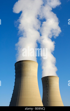 L'augmentation des flux à partir de deux tours de refroidissement de la centrale nucléaire de Grafenrheinfeld, Bavière, Allemagne Banque D'Images