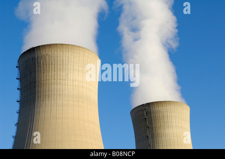 L'augmentation des flux à partir de deux tours de refroidissement de la centrale nucléaire de Grafenrheinfeld, Bavière, Allemagne Banque D'Images